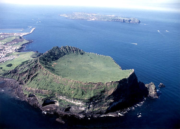 Seongsan Ilchulbong UNESCO tuff cone sunrise peak crater Jeju Island volcanic landmark South Korea
