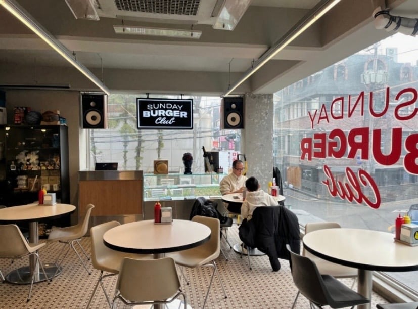 Sunday Burger Club Apgujeong Seoul Yeonjun Hueningkai TXT Good Day Chicken Burger