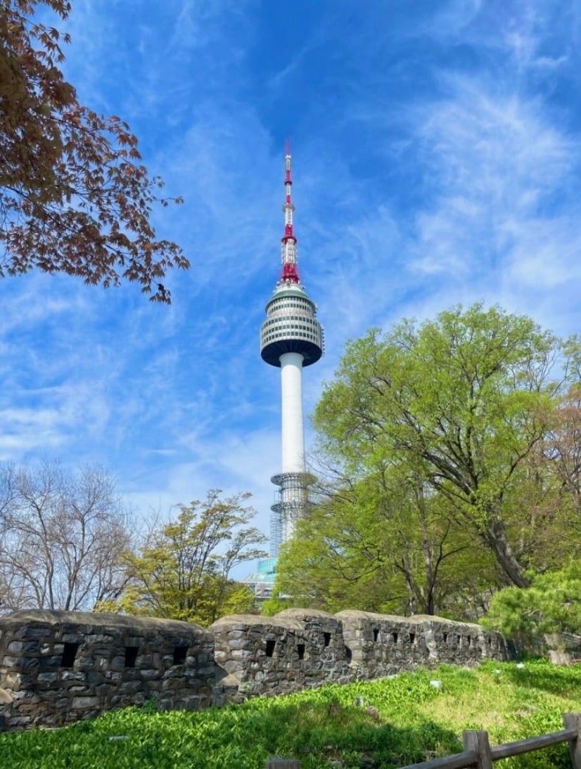 Namsan Seoul Tower love lock Taehyun Hueningkai TXT Seoul skyline sunset photo spot